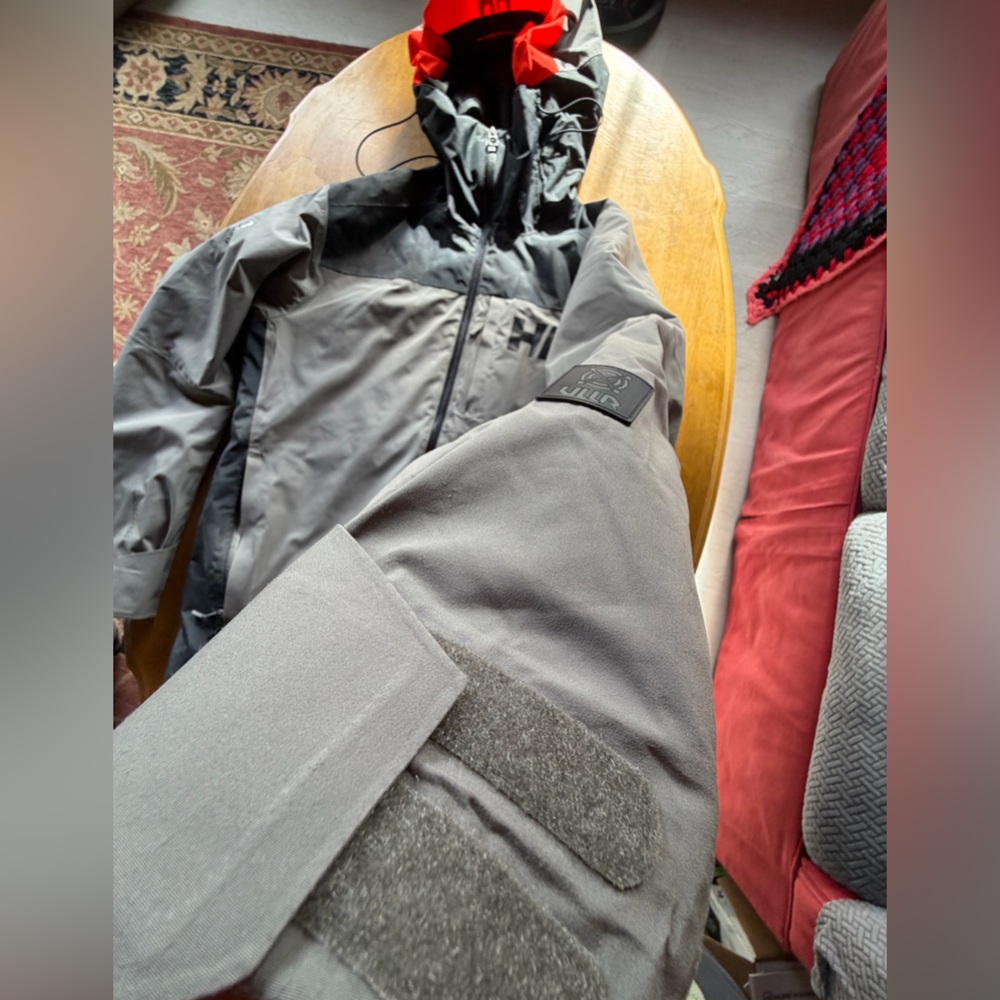 Helly Hansen ULLR Black and Gray Hooded Jacket literally brand new!! - Picture 2 of 7